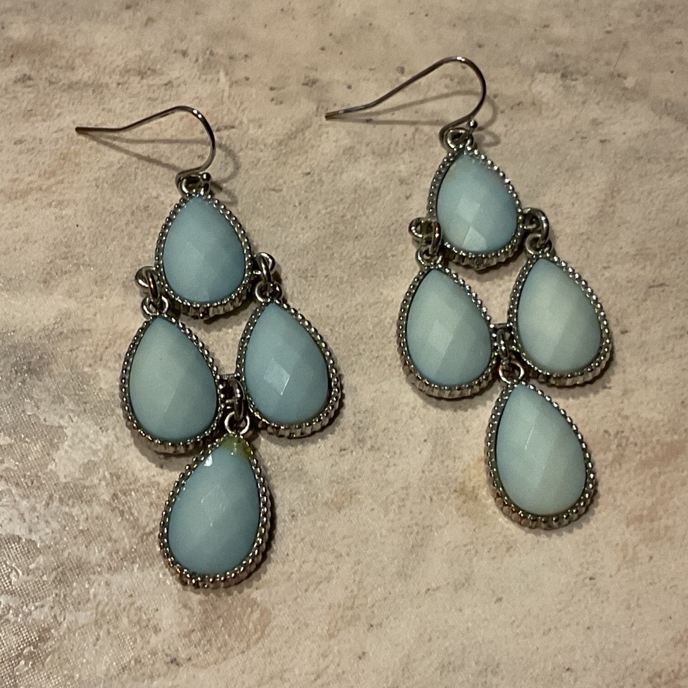 Teardrop dangle earrings pierced silvertone faceted pale blue stones 2.25” - Picture 2 of 8